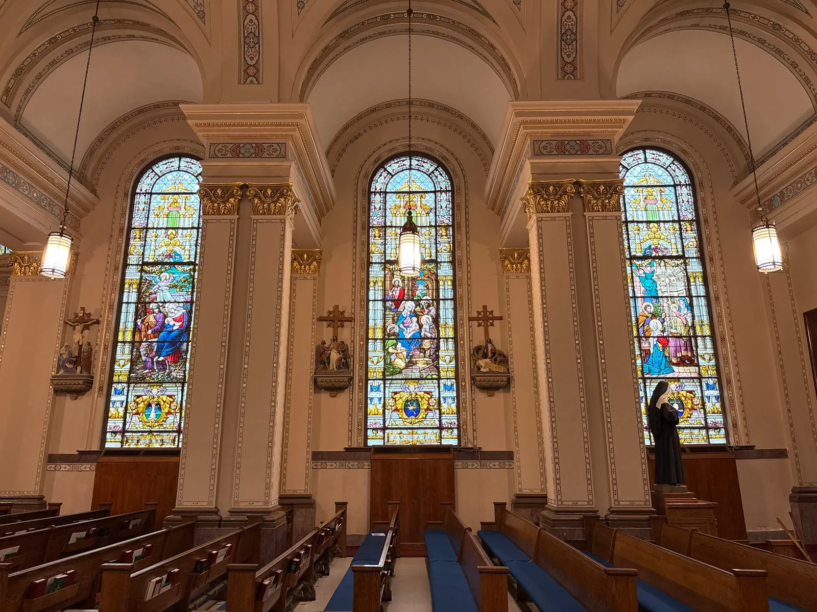 Mater Dolorosa Catholic Church: Nave Gold Leaf Capitals